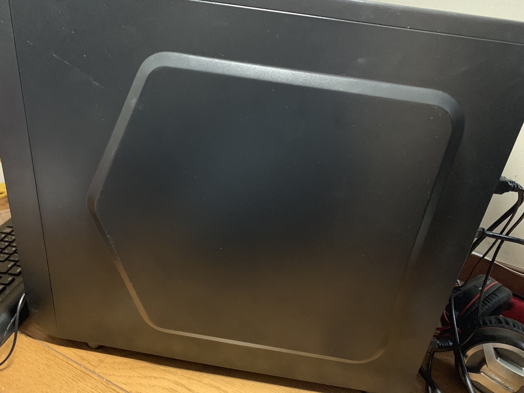 PCケースの背面サイドパネルを閉じたところ