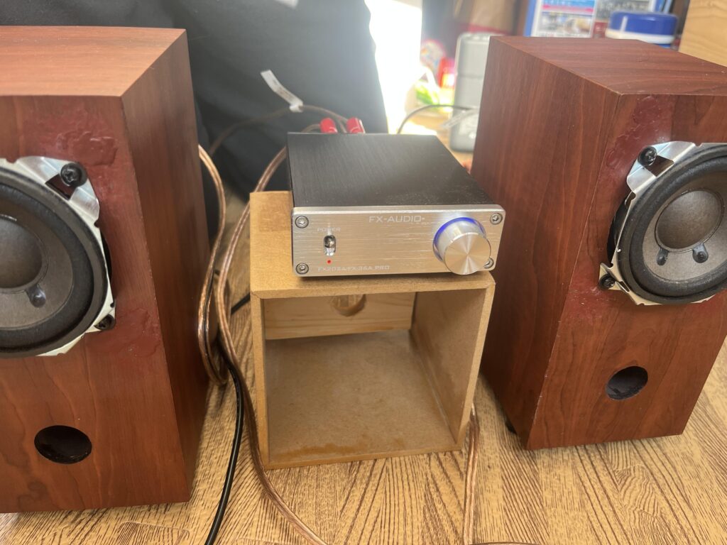 パッシブスピーカーセットをミニコンポ風に並べるの図