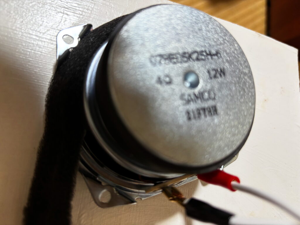 スピーカーユニットに、エンクロージャ内部ケーブルを挿したところ