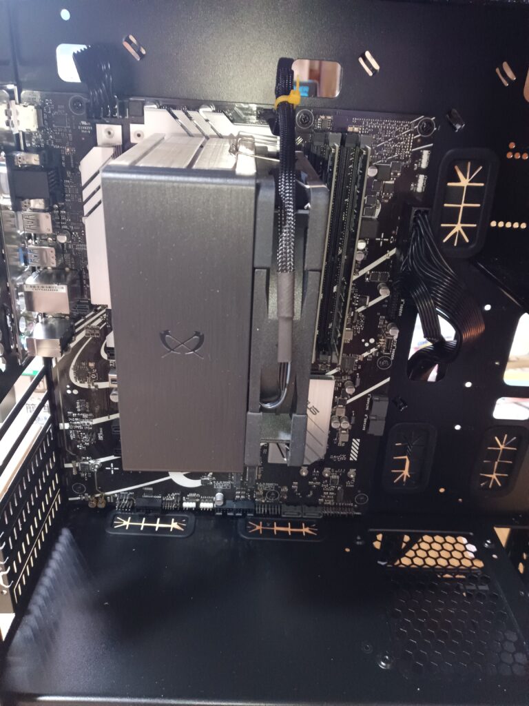 新MBを、CPUクーラーをつけてケースに収めたところ