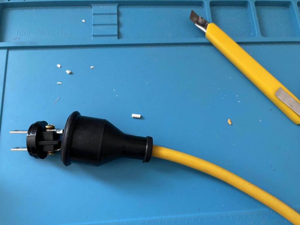 芝バリカンACコード補修　途中