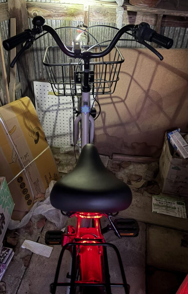 前後に後付けライトを追加した自転車